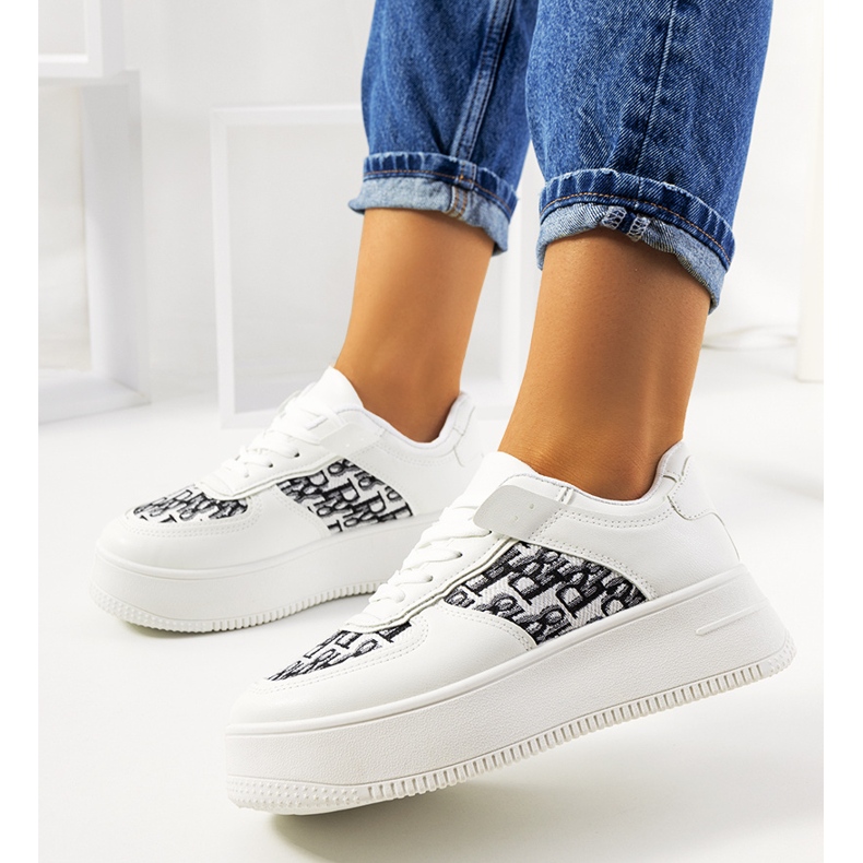 Tênis branco na plataforma Worden 1