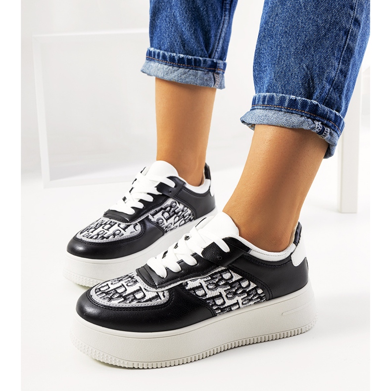 Tênis preto na plataforma Worden branco 1