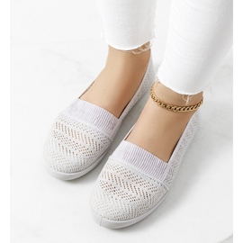 BM Os tênis cinza vazados da Maria 1