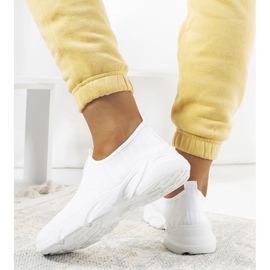 BM Os tênis brancos de Aaron 1