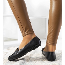 Mocassins pretos com fivela Theresa dourada 1