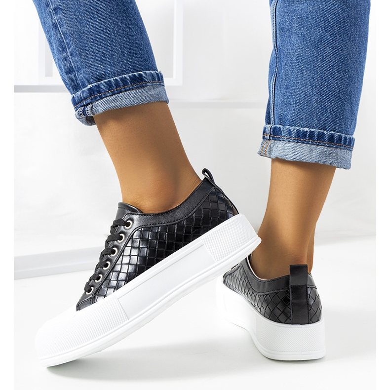 Tênis preto em uma sola grossa Luther 1