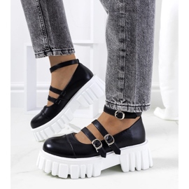 Sapatos pretos em uma sola de trator de Jonell 1