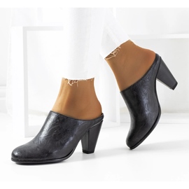 Chinelos pretos no posto Plotkin 1 Chinelos pretos no posto Plotkin 1