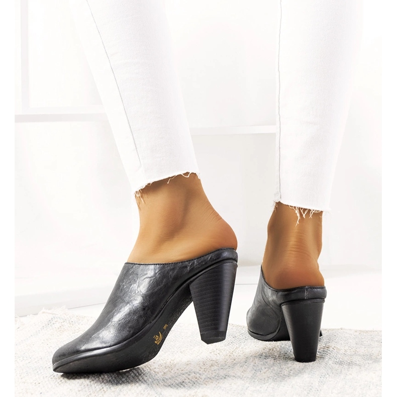 Chinelos pretos no posto Plotkin 2