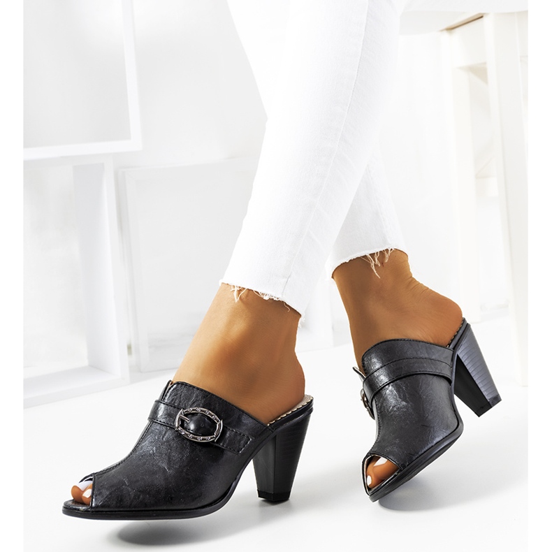 Chinelos pretos no poste Lucinda 1