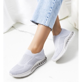 Os tênis esportivos cinza da Neda 1