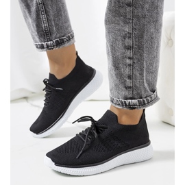 Os tênis esportivos pretos de Michael 1