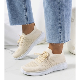 Os tênis esportivos bege de Michael 1