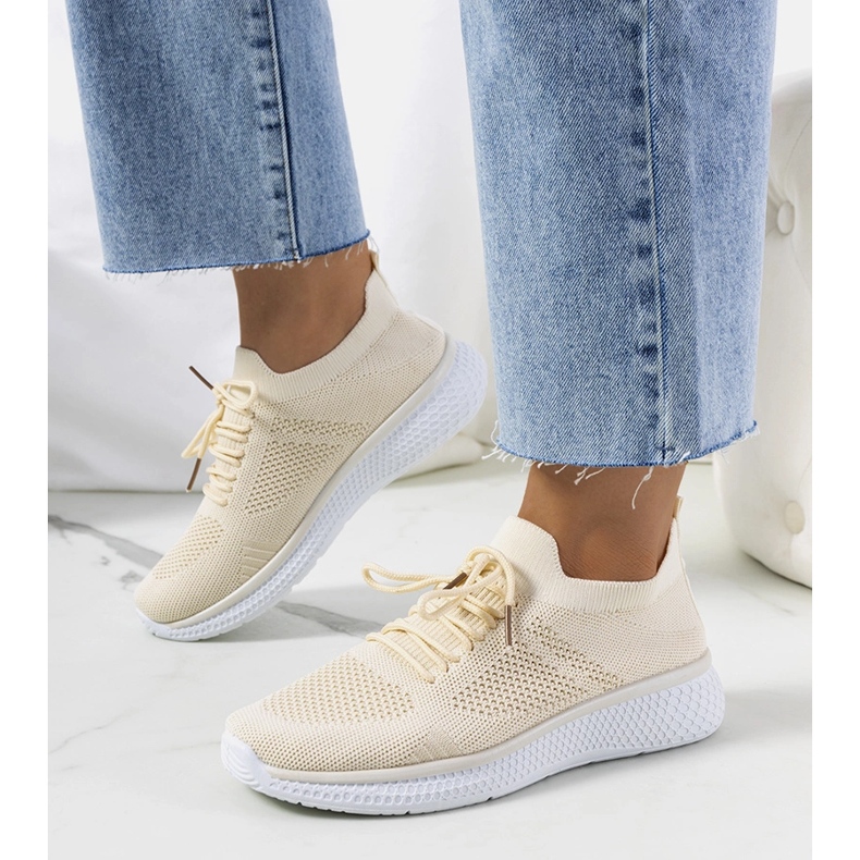 Os tênis esportivos bege de Michael 1