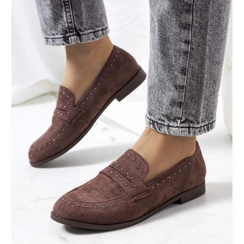 Sapato de couro marrom com tachas Ishana castanho 1