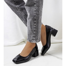 Bombas de laca preta no poste Peet preto 1