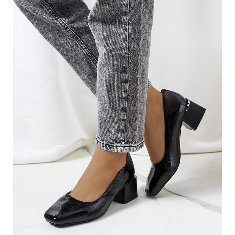 Bombas de laca preta no poste Peet preto 1