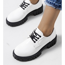 Sapatos lacados brancos da Eileen 1