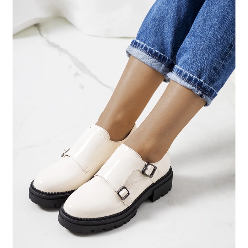 Sapatos Valks com verniz bege 1