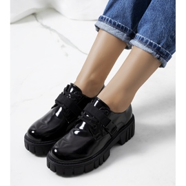 Sapatos pretos em uma sola de trator por Vellem 1