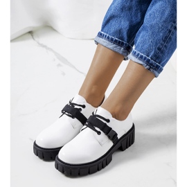 Sapatos brancos em uma sola de trator Marike 1