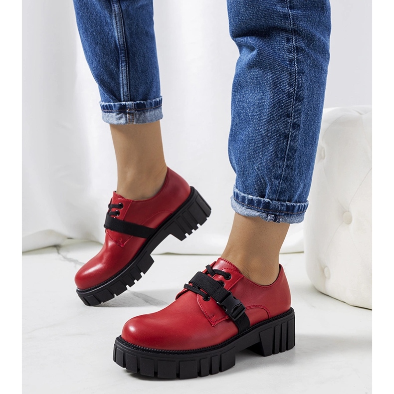 Sapatos vermelhos em uma sola de trator Marike 1 Sapatos vermelhos em uma sola de trator Marike 1