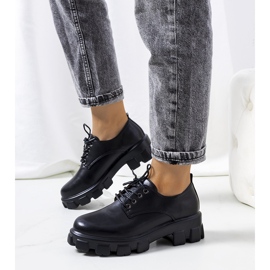 Sapatos pretos em uma sola de trator Chedi 1