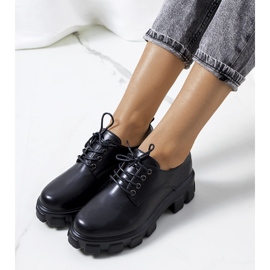 Sapatos pretos em uma sola de trator Chedi 2