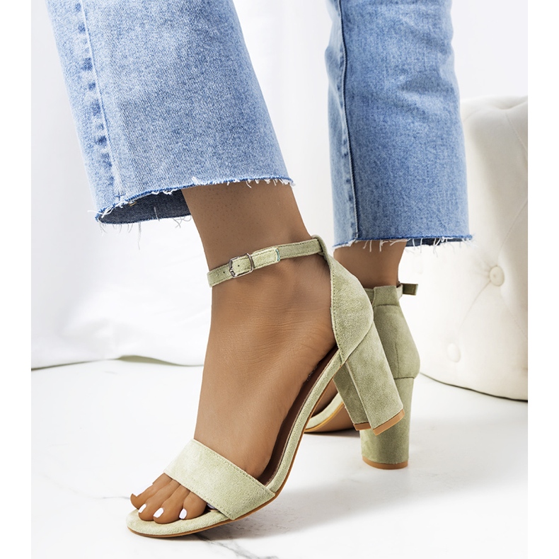 Sandálias verdes em um poste Karella 1