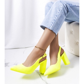 Scarpins neon amarelos Leest com salto aberto 1