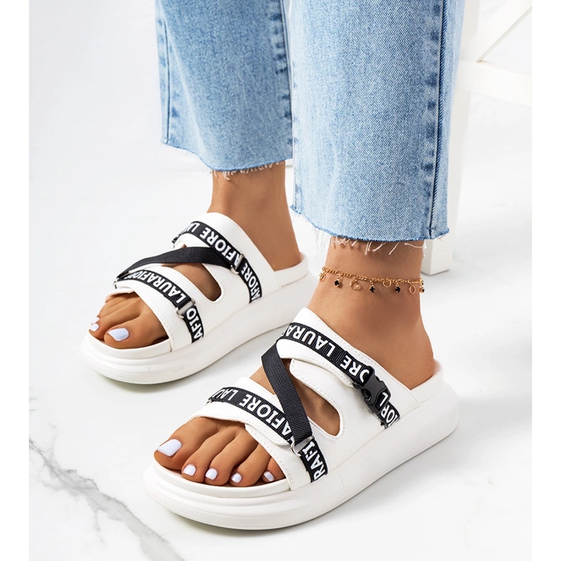 Chinelos brancos na plataforma Kogil 1