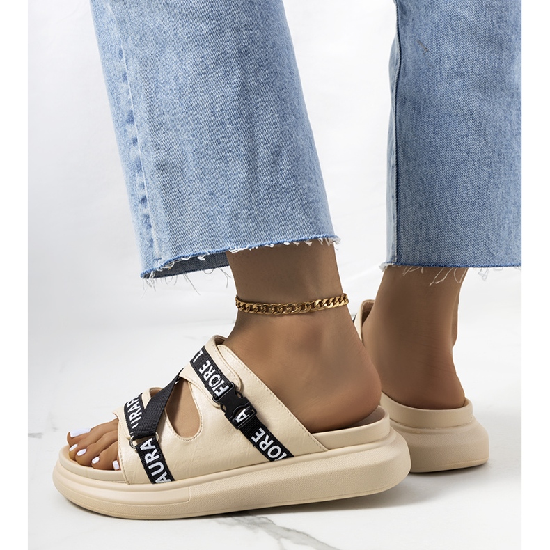 BM Chinelos bege na plataforma Kogil 1