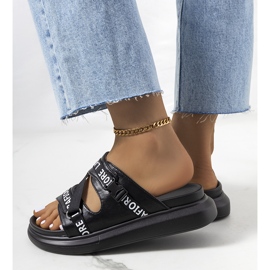 Chinelos pretos na plataforma 1