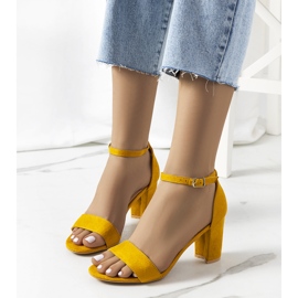 Sandálias amarelas no poste Karella amarelo 1