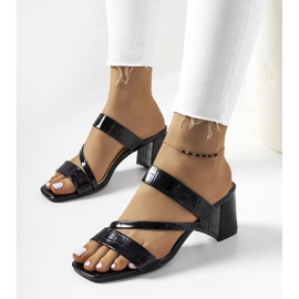 Chinelos lacados a preto no pilar Gare 1