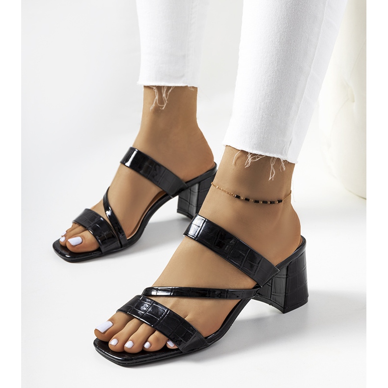 Chinelos lacados a preto no pilar Gare 1