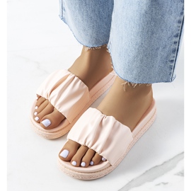 Chinelos cor de rosa na plataforma Baldwin 1