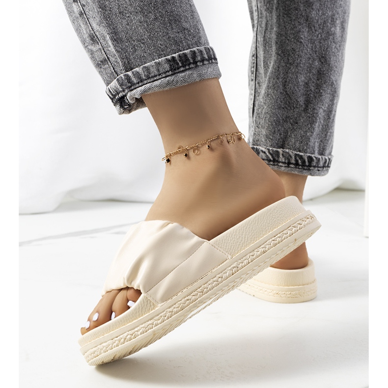 Chinelos bege na plataforma Baldwin 1