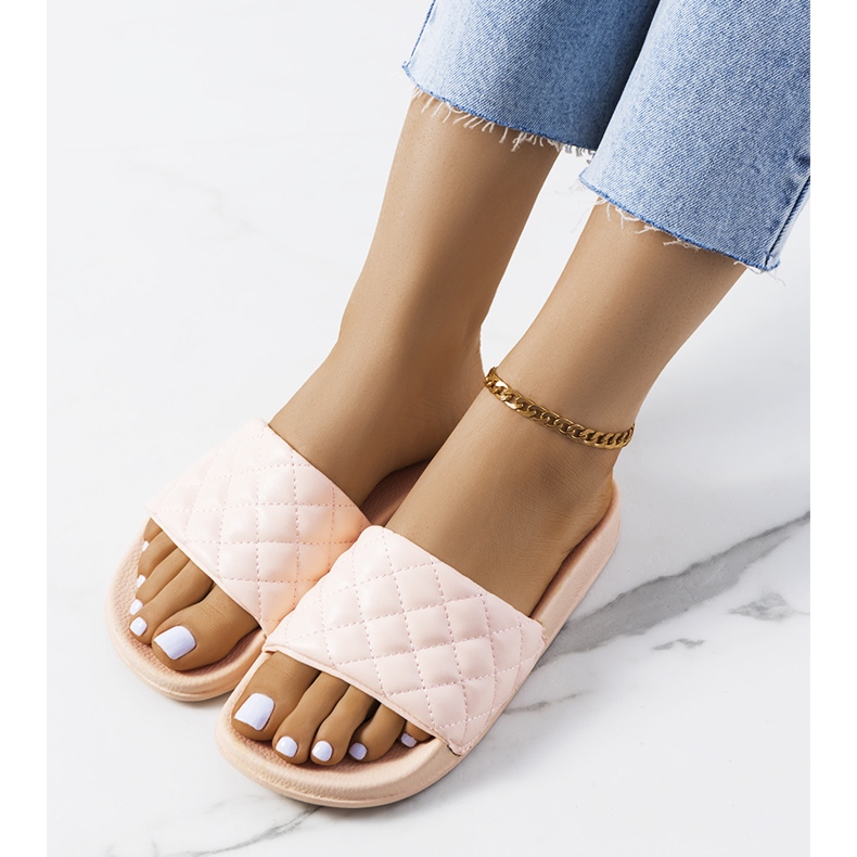 Os chinelos acolchoados rosa da Kate 1