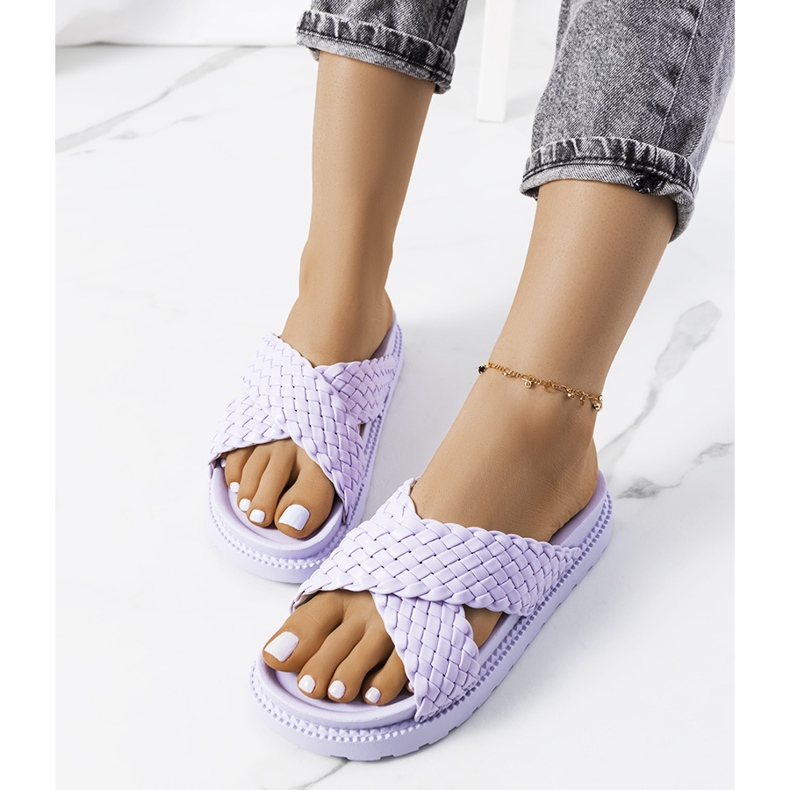 Chinelos roxos na plataforma Bierings 1