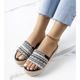 Chinelos pretos na plataforma Ana 1