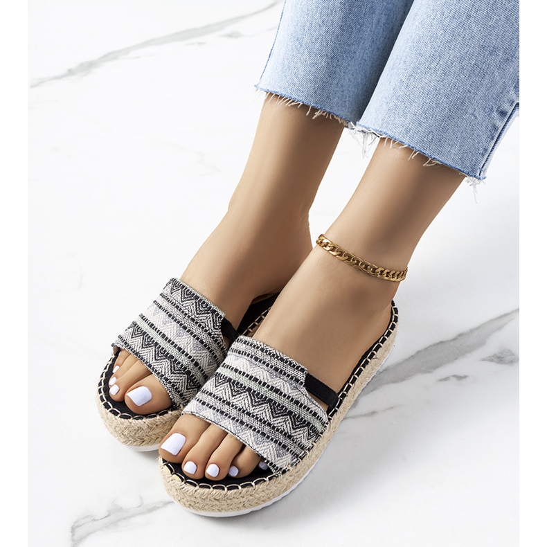 Chinelos pretos na plataforma Ana 1