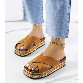 Chinelos marrons na plataforma Muncho castanho 1