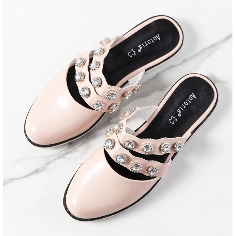 Chinelos rosa decorados com tachas Asselt 1