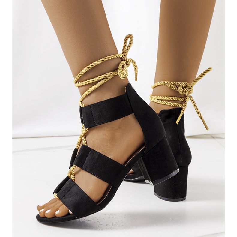 Sandálias pretas no poste Saliba preto 1