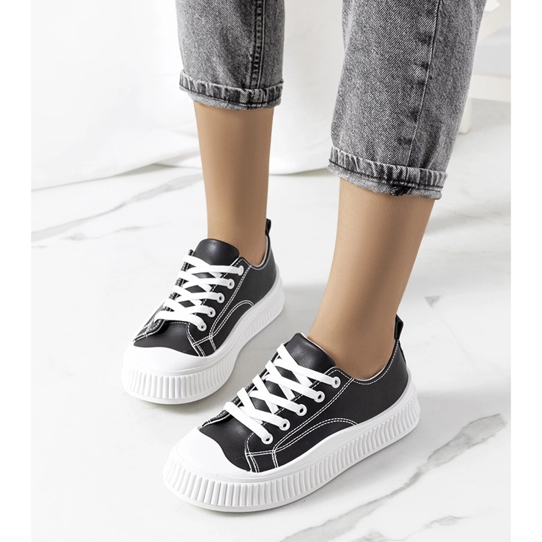 Tênis preto na plataforma Zargan 1