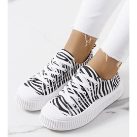 Tênis preto e branco na plataforma Chovka 1