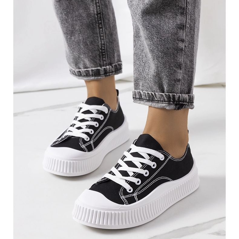 Tênis preto na plataforma Chovka 1