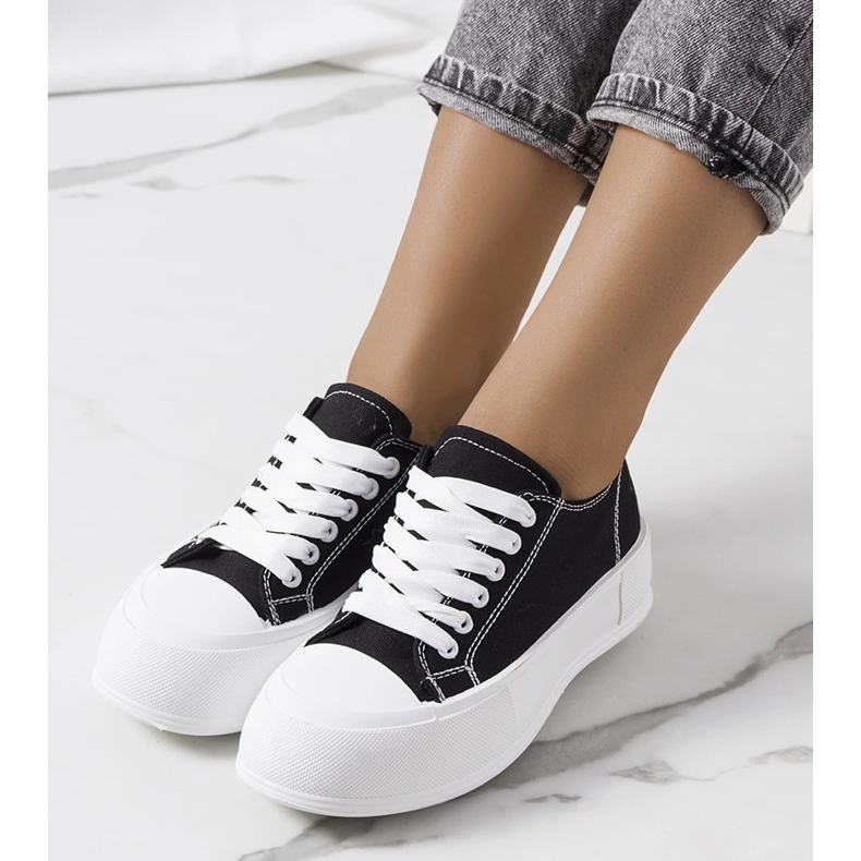 Tênis preto na plataforma Louisal 1