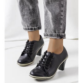 BM Sapatos pretos no poste Filra 1