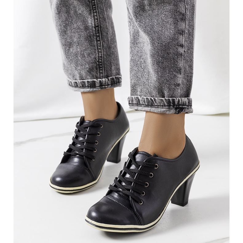 BM Sapatos pretos no poste Filra 1