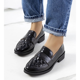 Os mocassins pretos de Alexan 1