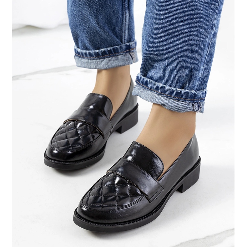 Os mocassins pretos de Alexan 1