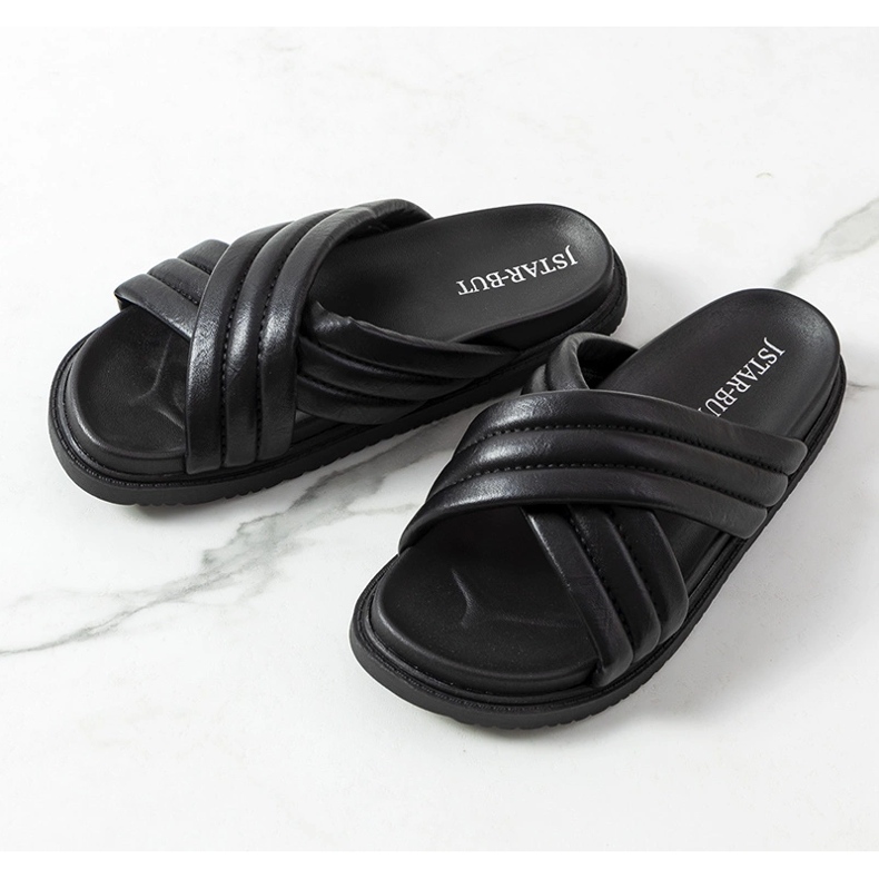 Chinelos pretos na plataforma Daintree 1